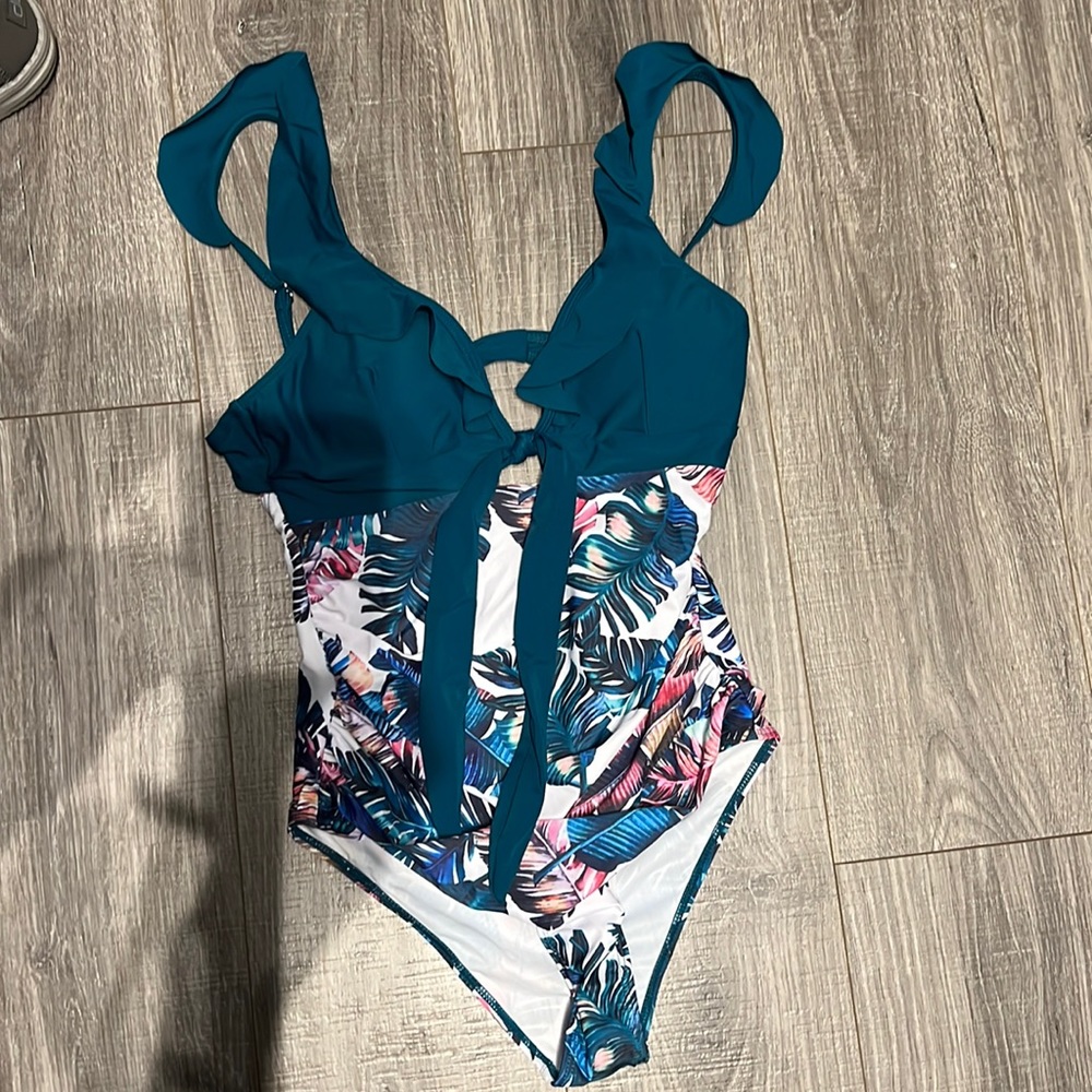 NWT WOMENS ONE PIECE SUPER CUTE! SIZE MEDIUM